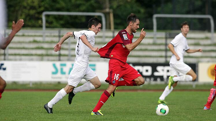 Johannes Trautmann zupft Miguel Herrero am Trikot.