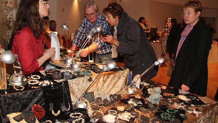 Viel zu sehen und zu kaufen - und viel zu bereden. Foto: Sonja Adam