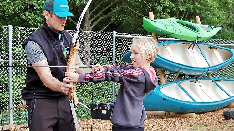 Geschäftspartner und Erlebnispädagoge Jason McKinney (33) ergänzt mit Bogenschießen und Kanufahrten das Kisspark-Angebot. Foto: Sigismund von Dobschütz