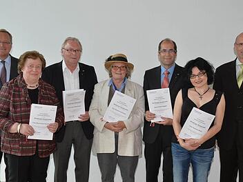 Die neuen Trägerinnen und Träger der Bamberger Bürgernadel mit Oberbürgermeister Andreas Starke (links) und MGO-Geschäftsführer Walter Schweinsberg (rechts) Foto: Ronald Rinklef