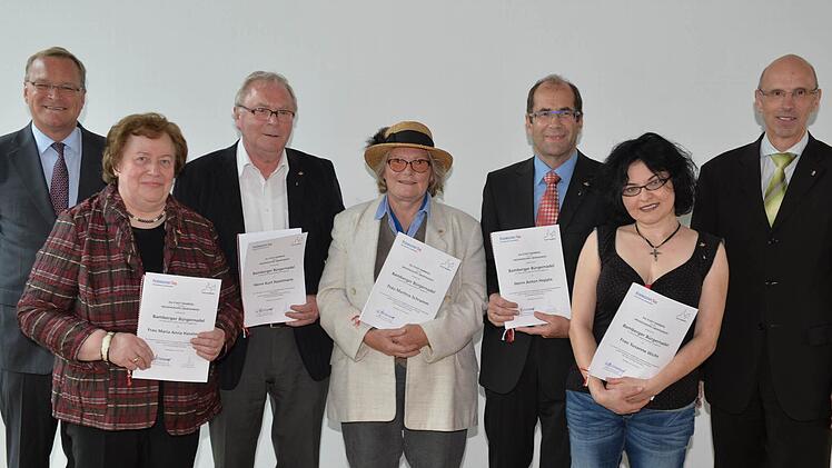 Die neuen Trägerinnen und Träger der Bamberger Bürgernadel mit Oberbürgermeister Andreas Starke (links) und MGO-Geschäftsführer Walter Schweinsberg (rechts) Foto: Ronald Rinklef