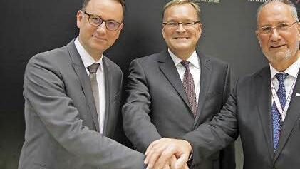 Kauf besiegelt: Oberbürgermeister Andreas Starke (Mitte) mit Axel Kunze (rechts) von der Bima und Veit Bergmann, dem Geschäftsführer der Stadtbau GmbH  Foto: Pressestelle Bima