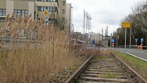 Am Ost-Tor liegen noch die Gleise der Vergangenheit.  Foto: Michael Busch