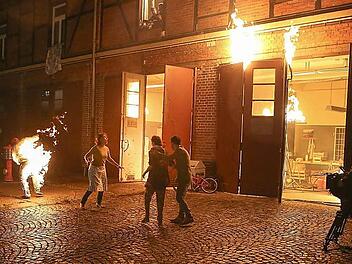 "Tatort" Lagarde-Kaserne: Die (fiktive) Bamberger Flüchtlingsunterkunft steht in Flammen, die Stunt-Crew unter Strom. Fotos: RiegerPress