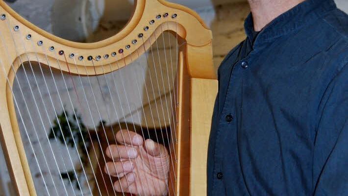 Musiker und Minnesänger Knud Seckel (50) mit seiner selbstgebauten gotischen Harfe  Foto: Sigismund von Dobschütz