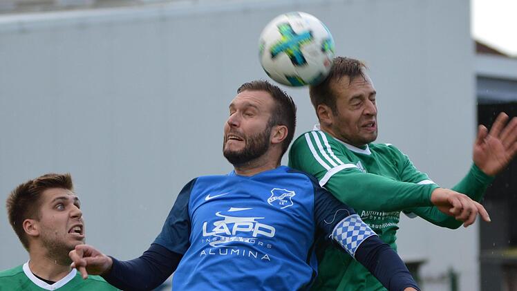 Der Lettenreuther Daniel Fischer (Mitte) im Kopfballduell mit dem Schammelsdorfer Michael Massak, w&auml;hrend der G&auml;stekapit&auml;n Philipp Ohland die Szene beobachtet. Am Sonntag gastiert die Spielvereinigung in Ebing. Foto: Gunther Czepera