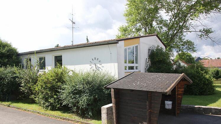Um die Schule in Neundorf wird immer noch heftig diskutiert, vor allem, nachdem bekannt wurde, dass die Gemeinde Weitramsdorf das Gebäude recht kurzfristig verkauft hat. Archivbild: Michael Stelzner