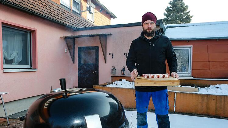 ...  raus mit der Lende - und dann schnell rein in den warmen Kugelgrill.  Foto: Matthias Hoch