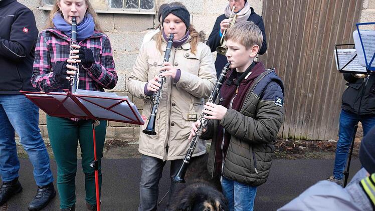 Auch die jungen Musikerinnen und Musiker pflegen bereits die Tradition des Silvesterblasens in Untererthal.Gerd Schaar
