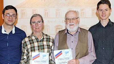 Ehrungen langjähriger Mitglieder standen bei der Hauptversammlung des LSC Nordhalben an. Im Bild die Geehrten Karola Villa (40 Jahre) und Henry Ziegler (50 Jahre) mit dem Vorsitzenden Christian Walle (links) und seinem Stellvertreter Max Deckelmann.  Foto: Michael Wunder