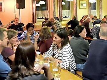 Die G&auml;ste genossen die Mischung aus kulinarischen Gen&uuml;ssen und Stimmungsmusik vom "Saitengwerch". Foto: Mark Oliva