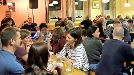 Die Gäste genossen die Mischung aus kulinarischen Genüssen und Stimmungsmusik vom "Saitengwerch". Foto: Mark Oliva