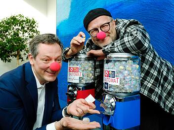 TV-Star Eckart von Hirschhausen (l.) freut sich während der Übergabe der Witze-Automanten gemeinsam mit deren Erfinder, Oliver Tissot. Foto Nikolas Pelke