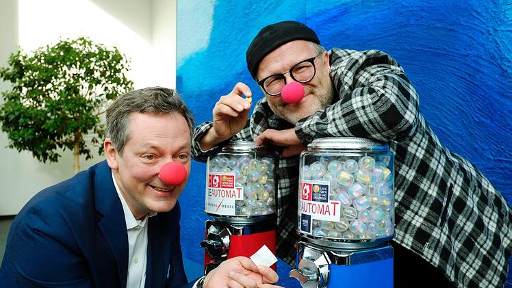 TV-Star Eckart von Hirschhausen (l.) freut sich während der Übergabe der Witze-Automanten gemeinsam mit deren Erfinder, Oliver Tissot. Foto Nikolas Pelke