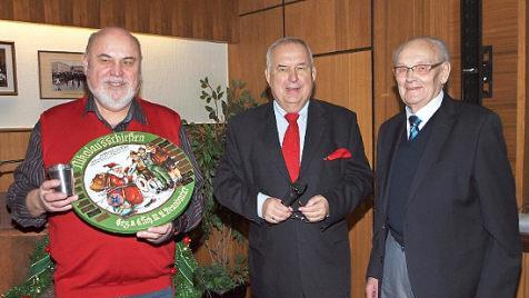Ehrenschützenmeister Alfred Brandmeier (rechts) als Stifter und Erster Schützenmeister Erwin Kalb (Mitte) überreichten die Nikolausscheibe an Hans Fischer.