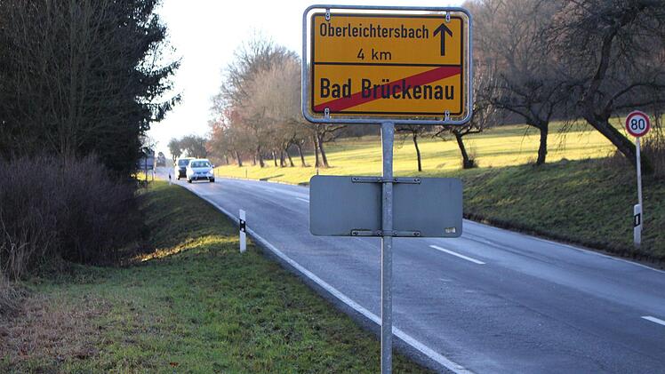 Die Hammelburger Straße hoch zum Gewerbegebiet ist steil, schmal und voller Schlaglöcher. Foto: Julia Raab