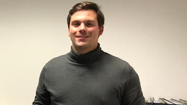 Als kleine Belohnung für sein hervorragendes Abiturergebnis von 1,2 erhielt Andy Martin einen Scheck über 100 Euro von der Gemeinde Riedenberg. Er wird künftig Maschinenbau im Flugzeugbereich im Hamburg studieren. Foto: Evelyn Schneider