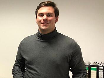 Als kleine Belohnung für sein hervorragendes Abiturergebnis von 1,2 erhielt Andy Martin einen Scheck über 100 Euro von der Gemeinde Riedenberg. Er wird künftig Maschinenbau im Flugzeugbereich im Hamburg studieren. Foto: Evelyn Schneider