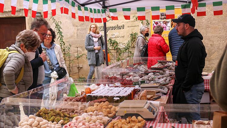 Viele kulinarische K&ouml;stlichkeiten hatte der Lenzrosenmarkt zu bieten. Foto: Romy Denk