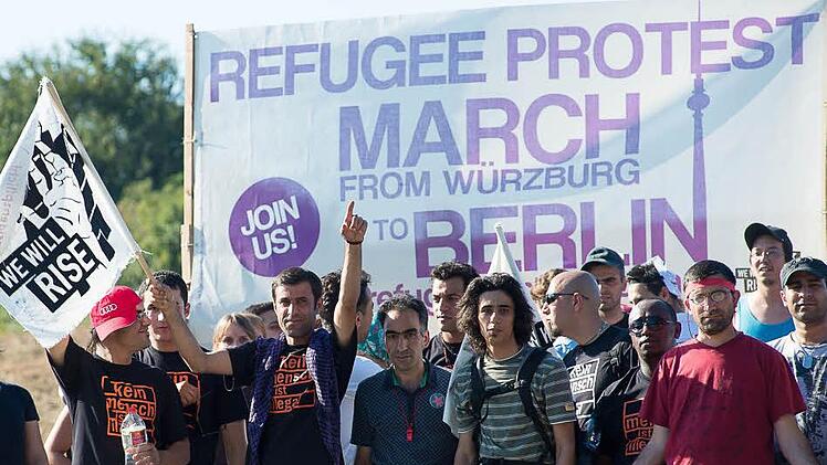 Flüchtlinge protestieren mit einem Marsch von Würzburg nach Berlin gegen die deutsche Asylpolitik. Foto: Tobias Köpplinger