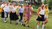 Eilauf der Spieler beim Gaudifußball zur Kirchweih