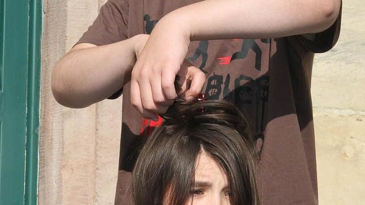 Absolut dramatisch gespielt: Livia Kunstmann und Jonas Lau überzeugten beim Friseur.