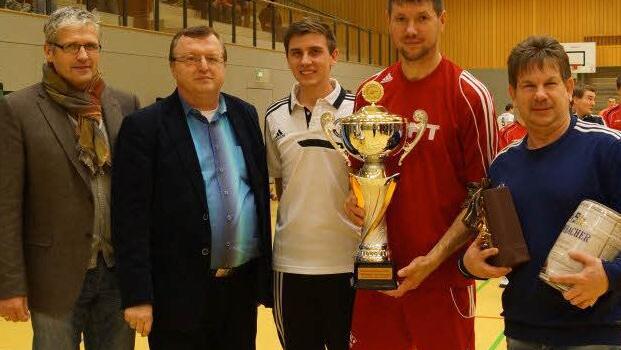 Unser Bild von der Siegerehrung zeigt (von links) Walter Moritz (Verbands-Schiedsrichterobmann), Pokalstifter Norbert Kröckel, Obmann Alexander Arnold, Matthias Petzold (Spielführer Bad Neustadt) und Manfred Schäfer (Betreuer Bad Neustadt).  Foto: Sebastian Wieber