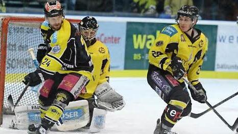 Die Bayreuther gewannen am Freitag ihr letztes Hauptrunden-Heimspiel klar mit 5:1 gegen den EV Füssen. Links Michal Bartosch, rechts Lukas Jentsch.  Foto: Peter Mularczyk