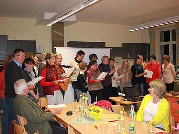 Zu Ehren von Manfred Gessner, der über 42 Jahre die finanziellen Geschicke der Lebenshilfe Ebern geleitet hat sangen die anwesenden Mitarbeiter und Mitglieder ein Ständchen.  Fotos: Katharina Becht