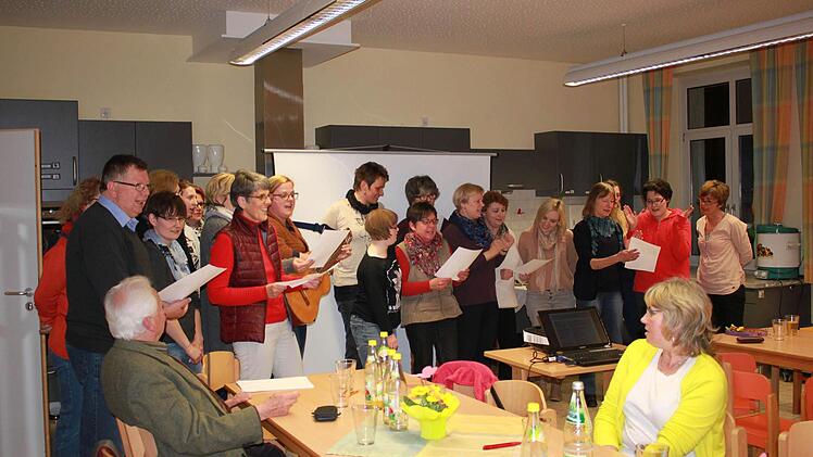 Zu Ehren von Manfred Gessner, der über 42 Jahre die finanziellen Geschicke der Lebenshilfe Ebern geleitet hat sangen die anwesenden Mitarbeiter und Mitglieder ein Ständchen.  Fotos: Katharina Becht