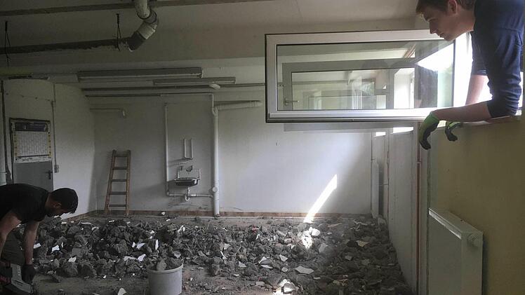 "Aus drei mach´ eins": Das Abbruch-Kommando der DJK Schondra hat aus ehemals drei kleinen Räumen der Jugendgruppe einen 70 Quadratmeter großen Fitness-Raum geklopft und gestemmt.  Foto: DJK Schondra
