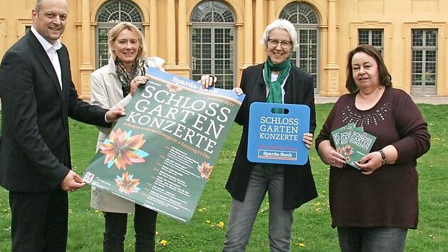 ei der Pr&auml;sentation des neuen Programm (von links): Markus Lehnemann (Vorstandsmitglied der Sparda-Bank N&uuml;rnberg), Anke Steinert-Neuwirth (Referentin f&uuml;r Bildung, Kultur und Jugend der Stadt Erlangen), Anne Reimann (Leiterin des Kulturamts der Stadt Erlangen) und Edith Scholz (Abteilung Festivals und Programme der Stadt Erlangen)  Foto: privat