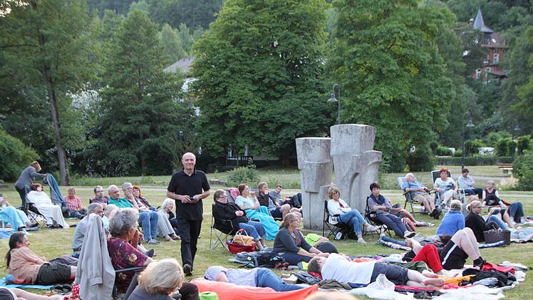 Auftakt der Erzähltheater-Reihe "Sternen-Poeten - Poesie zur Nacht" in Bad Brückenau am 21. Juni 2017. Foto: Ulrike Müller