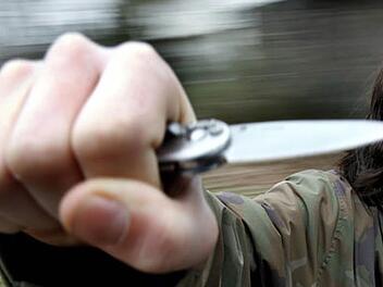 Ein Vater hat bei einem heftigen Streit seine Tochter mit einem Messer verletzt und mehrere Personen bedroht. Symbolfoto: Archiv, dpa.