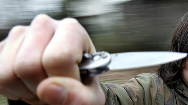 Ein Vater hat bei einem heftigen Streit seine Tochter mit einem Messer verletzt und mehrere Personen bedroht. Symbolfoto: Archiv, dpa.