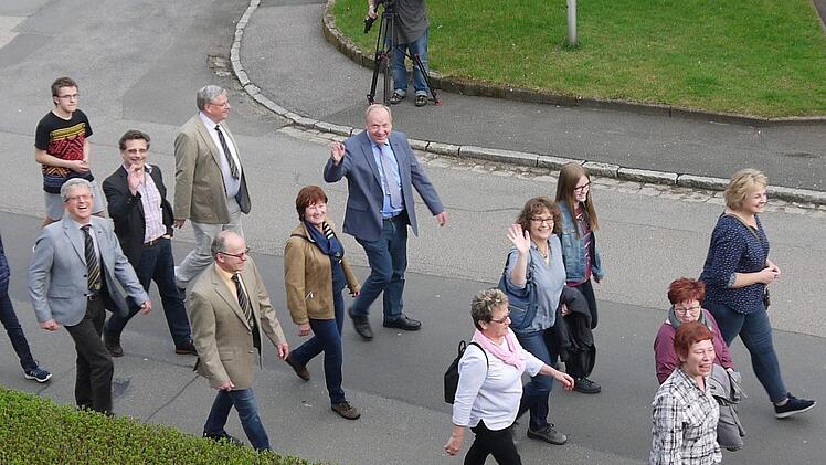 In Gleußen standen viele Menschen an der Straße, um die Ankunft der neuen Glocken für die evangelische Kirchengemeinde  live mitzuerleben. Nach Pfingsten wird das neue Geläut erstmals zu hören sein.Berthold Köhler