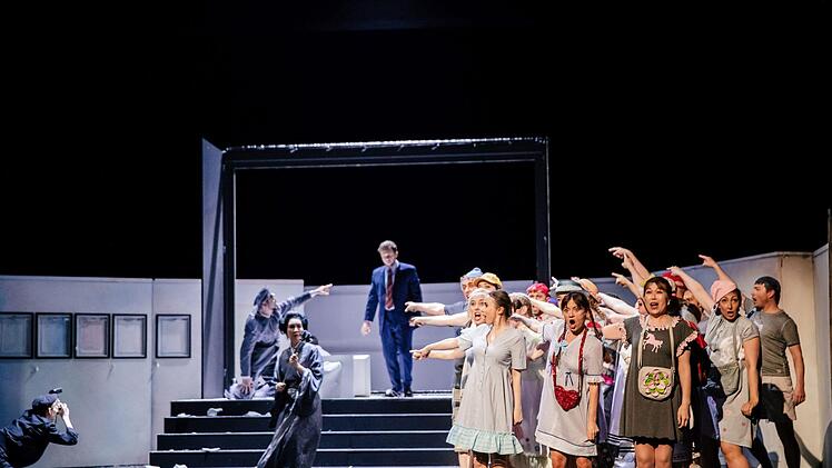 "Neues vom Tage": Szene aus der Coburger Erstaufführung von Paul Hindemiths Oper am Landestheater.Foto: Sebastian Buff