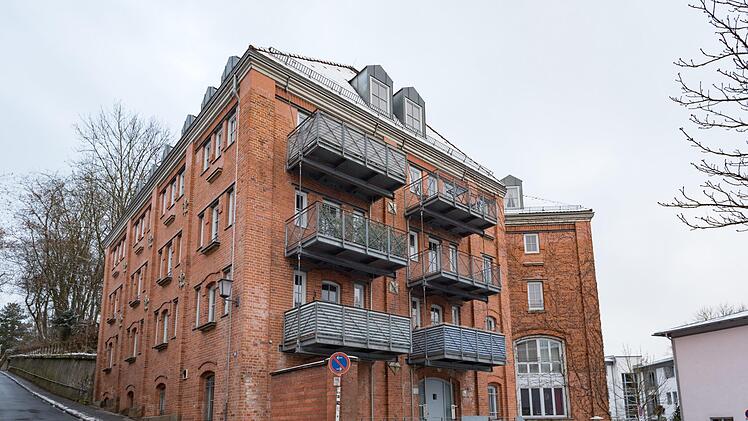 In Kulmbach soll die alte Mälzerei Müller abgebrochen werden.  Bamberg zeigt am  Oberen Stephansberg, dass es auch anders geht -  im sanierten  ehemaligen Brauereigebäude befinden sich moderne Wohnungen. Foto: Tilman2007