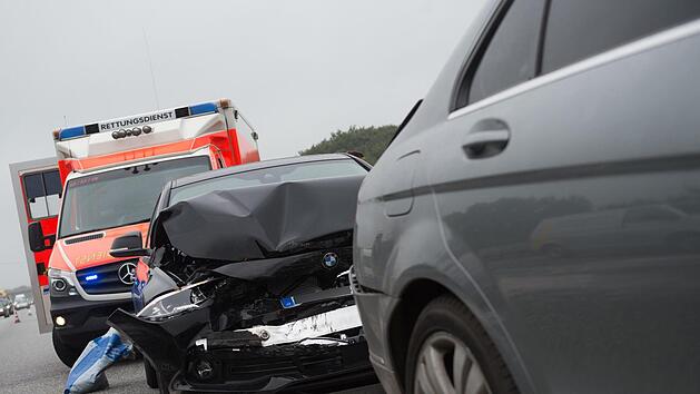 Am Auto entstand ein Totalschaden. Symbolfoto: Benjamin Nolte/dpa