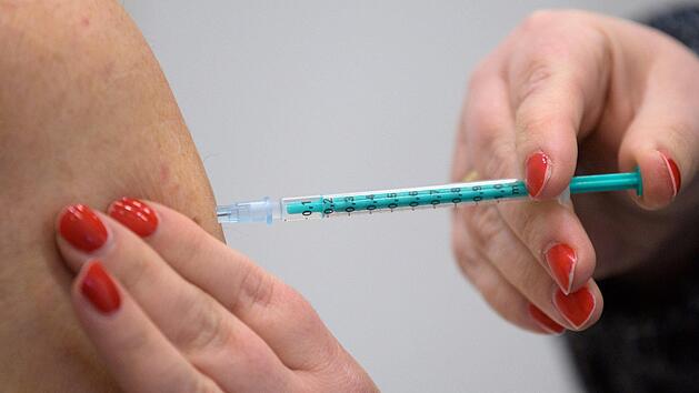 Im Landkreis Kulmbach sind am Montag die ersten Zweitimpfungen geplant. Foto: Soeren Stache/dpa