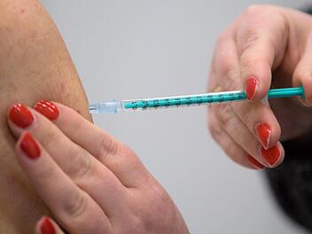 Im Landkreis Kulmbach sind am Montag die ersten Zweitimpfungen geplant. Foto: Soeren Stache/dpa