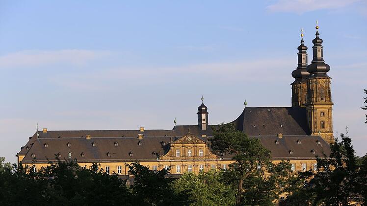 Die malerische Kulisse von Kloster Banz bei Bad Staffelstein, stimmgewaltige S&auml;ngerinnen und S&auml;nger auf der B&uuml;hne und tausende begeisterte Fans beim Picknick auf der Klosterwiese - all das steht f&uuml;r "Lieder auf Banz". Das BR Fernsehen zeigt eine zweist&uuml;ndige Zusammenfassung des gr&ouml;&szlig;ten Festivals deutschsprachiger Liedermacher.