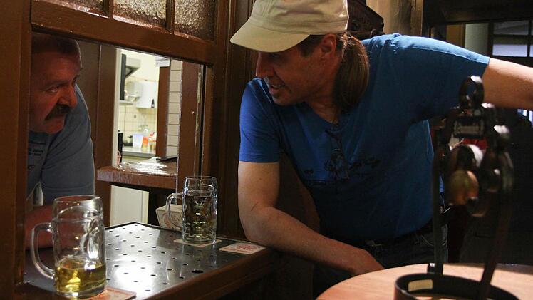 Hans-Joachim Welsch plaudert mit Regisseur Haui Hack (v.l.). Foto: Michael Gründel