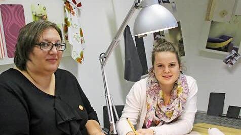 Verena Fritsch und Julia Keidel (von links) bedauern, dass die angebotene Innenarchitektur-Beratung weniger Resonanz fand als erhofft.