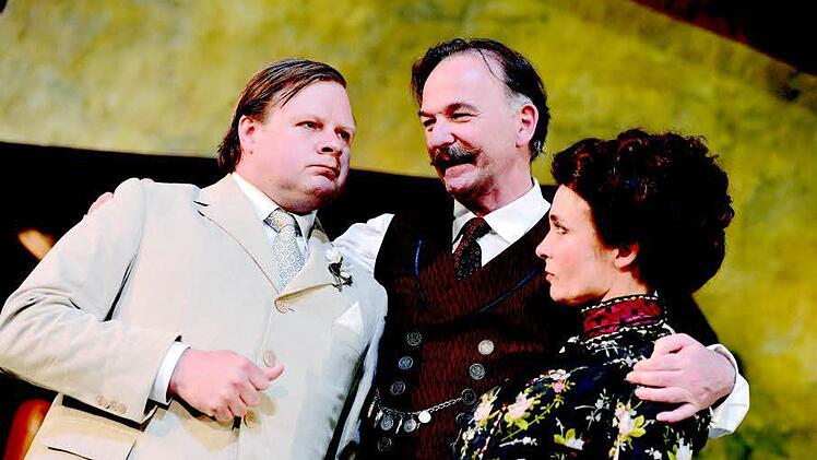 Ein sauberes Trio: der Liebhaber Rettinger (Michael A. Grimm, l.), Posthalter Schlegel (Michael Lerchenberg) und dessen Gattin (ChrisNonnast) Fotos: Luisenburg-Festspiele/Florian Miedl