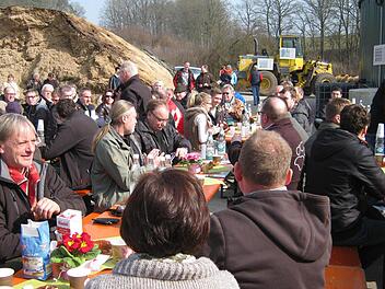 Die Besucher wurden mit landwirtschaftlichen Erzeugnissen verköstigt.   Foto: Dieter Grams
