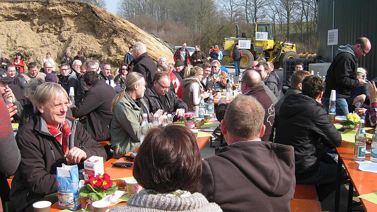 Die Besucher wurden mit landwirtschaftlichen Erzeugnissen verköstigt.   Foto: Dieter Grams