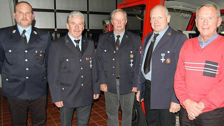 Ehrungen bei der Wehr: Kommandant Steffen Kleinhenz mit Edgar Schlereth, Otto Nies, Egon Kleinhenz und Kurt Kleinhenz (v. l.).