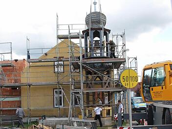 Geschafft. Der Glockenturm der alten Schule steht jetzt neben dem Haus.   Foto: Ulrike Nauer