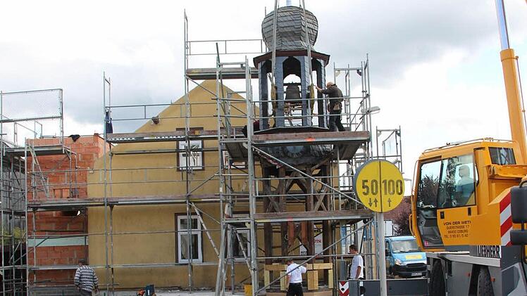 Geschafft. Der Glockenturm der alten Schule steht jetzt neben dem Haus.   Foto: Ulrike Nauer